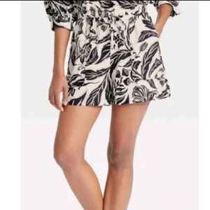 NWT Who What  Wear Women Black & White Short Size M